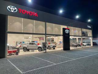TOYOTA HILUX 2.8 D-4D TURBO DIESEL CD SRX PLUS 4X4 AUTOMÁTICO TOYOTA HILUX 2.8 D-4D TURBO DIESEL CD SRX PLUS 4X4 AUTOMÁTICO